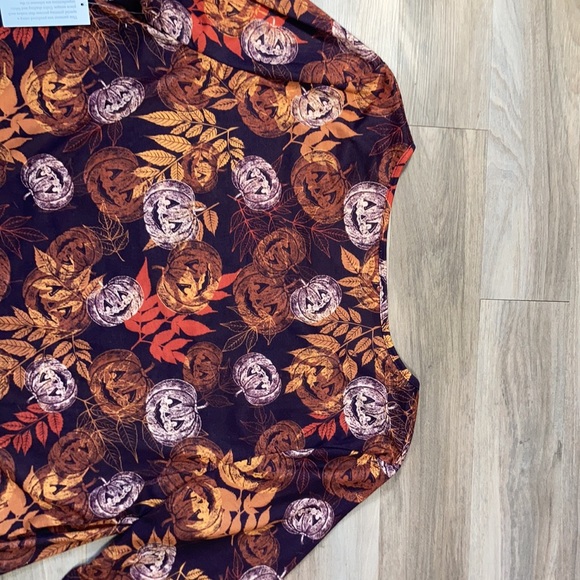 💜$10ifbundle3 one world fall themed print lightweight top size 1X or 3X - Picture 13 of 16